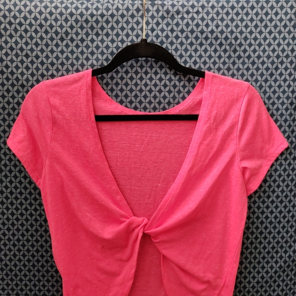 JL - Junior's neon pink short sleeve crop top with twisted back. Size - S - Picture 4 of 6